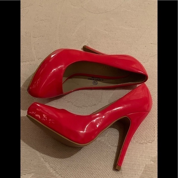 Shoes - Picture 4 of 8